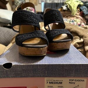 GUC 7M Pop Wedge Sandals